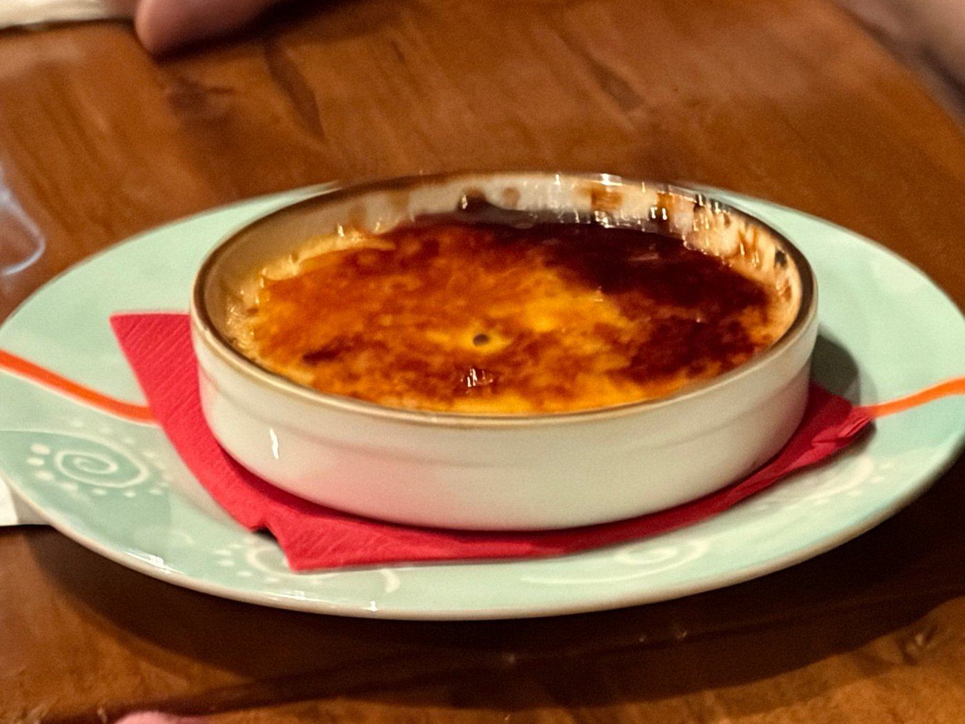Crema catalana caramellata in una cocotte su un piatto colorato